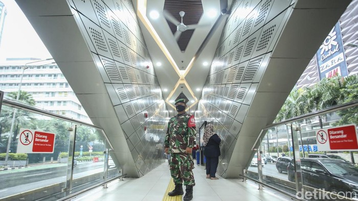 Cegah Pelecehan Seksual, Personel TNI Disiagakan di TransJakarta PT Transportasi Jakarta (Transjakarta) memperketat pengamanan demi meningkatkan keamanan di dalam bus dengan mensiagakan personel TNI.