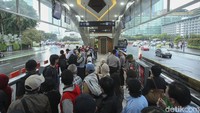 Para personel TNI ini bersiaga secara mobile atau terus bergerak dari satu bus ke bus lainnya.
