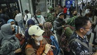 Personel TNI ini berjaga dengan tiga shift yaitu pagi, siang dan malam.