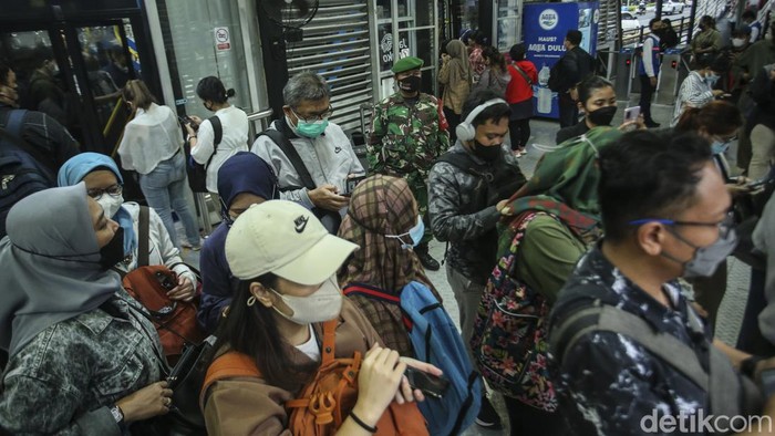 Cegah Pelecehan Seksual, Personel TNI Disiagakan di TransJakarta PT Transportasi Jakarta (Transjakarta) memperketat pengamanan demi meningkatkan keamanan di dalam bus dengan mensiagakan personel TNI.