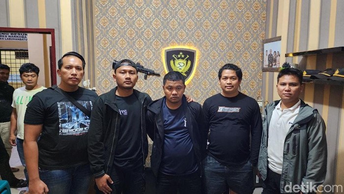 Debt collector yang viral bentak-bentak polisi (ketiga dari kiri) ditangkap di Labuhan Batu, Sumut.
