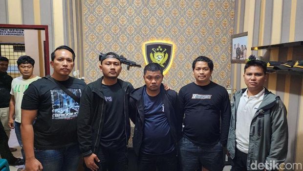 Debt collector yang viral bentak-bentak polisi (ketiga dari kiri) ditangkap di Labuhan Batu, Sumut.