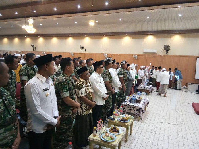 Deklarasi antiradikalisme kiai se-Madura bersama Pangdam V Brawijaya di Sampang.