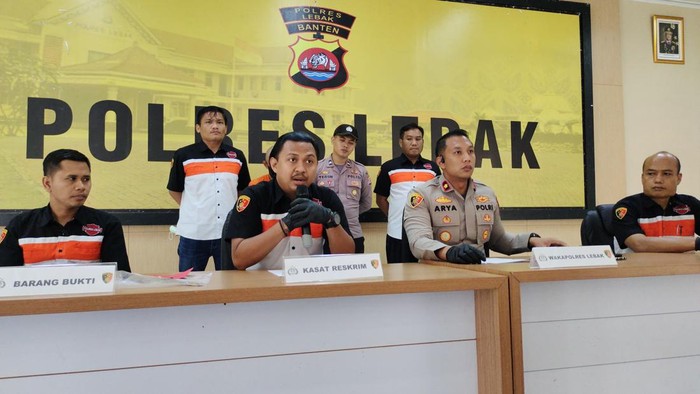 DK (55) ditetapkan sebagai tersangka karena membacok istrinya.  (Fathul Rizkoh/detikcom)