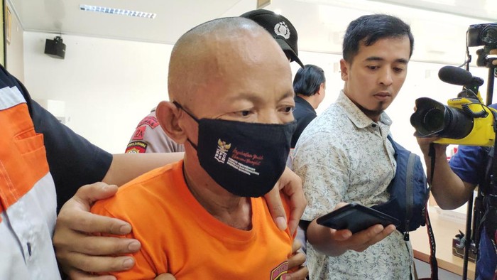DK (55) ditetapkan sebagai tersangka karena membacok istrinya.  (Fathul Rizkoh/detikcom)