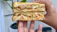 Kalau lebih menyukai makanan gurih, kami menyarankan untuk mencoba Smoked Chicken Mentai (Rp 32.000). Isinya berupa potongan dadu daging ayam dada yang dipanggang, kemudian disajikan dengan selada, dan racikan saus mentai. Foto: detikFood / Yenny Mustika Sari