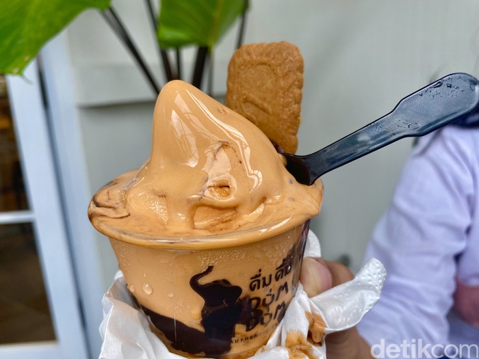 Dum Dum Cafe; sajikan menu teh klasik hingga es krim soft serve rasa Thai tea dengan beragam topping