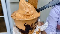 Es krim Thai tea ini cukup pekat terasa. Seperti racikan minuman Thai tea yang dibekukan saja. Paduan cokelat dan biskuit Lotus Biscoff ini juga sangat pas, terasa manis legit. Foto: detikFood / Yenny Mustika Sari