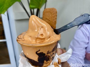 Dum Dum Cafe: Es Krim Thai Tea Topping Biscoff yang Legit