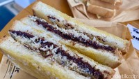 Sandwich Chocolate Cheese (Rp 24.000) ini memiliki isian cokelat meisjes dan keju parut yang melimpah. Sandwich ini dipanggang dengan mentega sampai permukaan luarnya agak kecokelatan. Kemudian, diberikan gula bubuk di atas roti membuat rasanya makin manis. Foto: detikFood / Yenny Mustika Sari