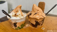 Dum Dum Cafe menyediakan 4 menu es krim soft serve. Di antaranya ada Biscoff Chocolate, Aren Jelly, Dumboba Macchiato, dan Oreo Crumble. Harga satu cupnya dibanderol Rp 25.000. Foto: detikFood / Yenny Mustika Sari