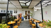 Kini Dum Dum memiliki gerai berupa kafe mungil, salah satunya ada di kawasan Jalan Sungai Sambas, Jakarta Selatan. Interiornya memberikan kesan nuansa yang hangat dan homey. Foto: detikFood / Yenny Mustika Sari