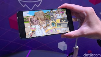 Ada banyak demo lagu Korea yang disediakan. DetikINET sempat mencoba menyanyikan lagu Dynamite dari BTS dan melihat grafiknya sangat mulus. Karakter bisa meniru gerakan mulut lewat kamera HP. (Foto: Aisyah Kamaliah/detikcom)