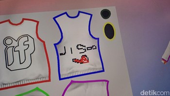Iseng, kami membuat pakaian bertuliskan Jisoo Blackpink. (Foto: Aisyah Kamaliah/detikcom)