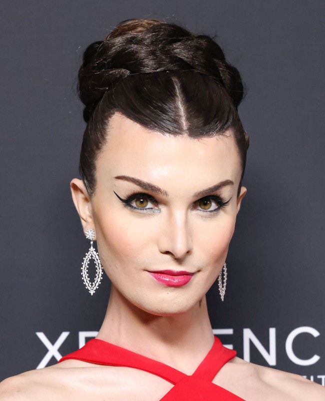 Dylan perdana memperlihatkan wajah barunya pascaoperasi di red carpet Grammy Awards 2023. Mengenakan gaun merah, wajahnya tampak lebih feminin dengan makeup bergaya bold dan pulasan lipstik merah terang. Foto: Instagram/@dylanmulvaney