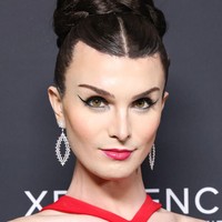 Dylan perdana memperlihatkan wajah barunya pascaoperasi di red carpet Grammy Awards 2023. Mengenakan gaun merah, wajahnya tampak lebih feminin dengan makeup bergaya bold dan pulasan lipstik merah terang. Foto: Instagram/@dylanmulvaney