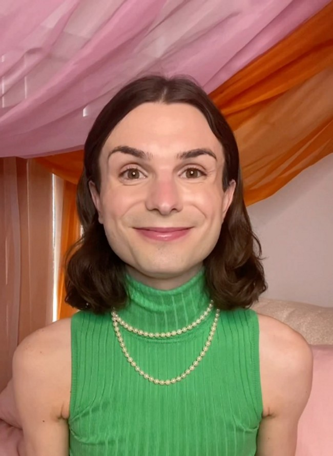 Dylan Mulvaney sudah merasa berbeda dari anak lainnya sejak usia 4 tahun. Terlahir sebagai laki-laki, artis dan komedian ini ingin menjadi perempuan. Foto: Instagram/@dylanmulvaney