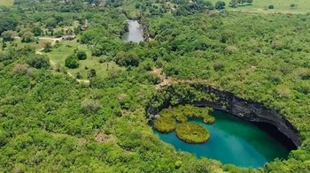 Dengan total kedalaman 339 meter, El Zacaton dikenal sebagai sinkhole berisi air terdalam di dunia. Meskipun Pozzo del Merro, yang memiliki kedalaman 392 meter lebih dalam, masih belum jelas apakah itu sinkhole atau gua yang hampir vertikal. Lebih dari 20 fenomena berbeda dapat ditemukan di area ini, antara lain mata air yang dipanaskan aktivitas vulkanik bawah tanah, gua, dan formasi travertine. Selain itu ada lima lubang runtuhan aneh yang dekat satu sama lain tetapi tidak terhubung. El Zacaton merupakan yang terdalam dari semuanya. Foto: Wikipedia