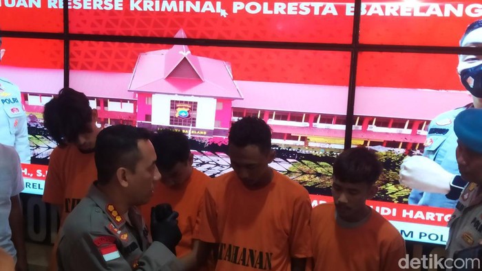 Empat pelaku perampokan dengan modus kencan sesama jenis saat ditanyai Kapolresta Barelang Kombes Nugroho.(Alamudin/detikSumut)