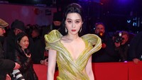 Fan Bingbing tampil menawan dengan dress hijau menerawang. Getty Images/Sebastian Reuter
