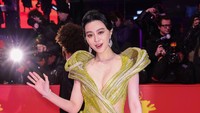 Fan Bingbing saat menghadiri Berlin International Film Festival 2023. Getty Images/Andreas Rentz