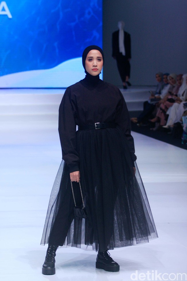 Rani Hatta yang pernah fashion show di Bangkok dan Tokyo ini menambahkan untuk koleksi di IFW 2023 dirinya menggunakan banyak teknik tailoring. Aku pakai bahan wool polyester, denim dan saya suka eksploirasi kain. Denim jadi jas dan bomber jacket. Nylon katun komposisinya parasut, saya pakai looksnya parasut tapi tetap adem dipakainya, tambah Rani. Foto: Abduh/Detikcom.