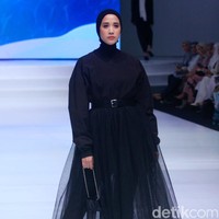 Rani Hatta yang pernah fashion show di Bangkok dan Tokyo ini menambahkan untuk koleksi di IFW 2023 dirinya menggunakan banyak teknik tailoring. Aku pakai bahan wool polyester, denim dan saya suka eksploirasi kain. Denim jadi jas dan bomber jacket. Nylon katun komposisinya parasut, saya pakai looksnya parasut tapi tetap adem dipakainya, tambah Rani. Foto: Abduh/Detikcom.