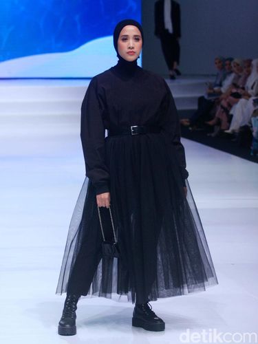 Fashion show koleksi Rani Hatta di IFW 2023