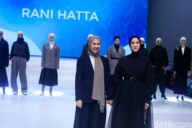 Perancang busana Rani Hatta menghadirkan koleksi busana bertajuk Duality, yang menonjolkan sisi wanita yang kuat namun tetap lemah lembut. Foto: Abduh/Detikcom.