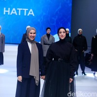 Perancang busana Rani Hatta menghadirkan koleksi busana bertajuk Duality, yang menonjolkan sisi wanita yang kuat namun tetap lemah lembut. Foto: Abduh/Detikcom.