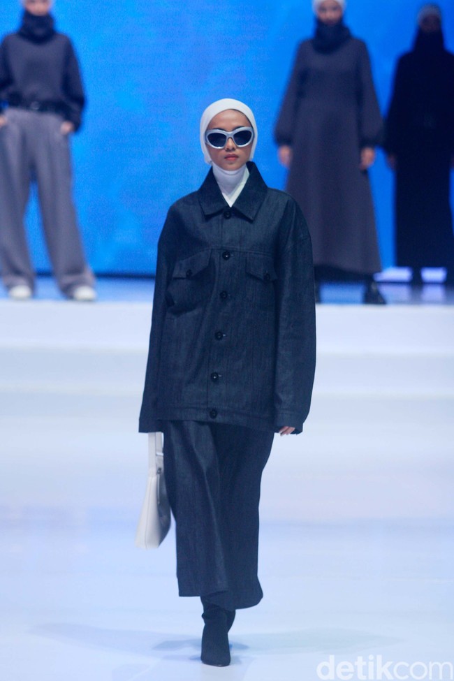 Rani Hatta mengaku fokus dengan bahan yang digunakan pada setiap koleksi. Aku itu agak picky masalah bahan dan agak perfeksionis. Jadi aku itu suka pakaian yang layering tapi aku gak mau yang panas. Aku juga suka looks yang struktur dan tidak melambai. Aku pilih bahan itu karena dapat looksnya, tutupnya.  Foto: Abduh/Detikcom.