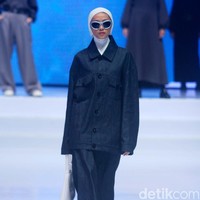Rani Hatta mengaku fokus dengan bahan yang digunakan pada setiap koleksi. Aku itu agak picky masalah bahan dan agak perfeksionis. Jadi aku itu suka pakaian yang layering tapi aku gak mau yang panas. Aku juga suka looks yang struktur dan tidak melambai. Aku pilih bahan itu karena dapat looksnya, tutupnya.  Foto: Abduh/Detikcom.