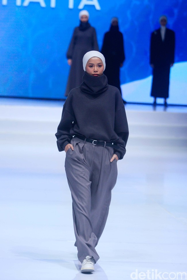 Koleksi Saba identik dengan koleksi outer wear. Dia lalu menjelaskan tentang ide dibalik rancangannya. Saba mengeluarkan outer, Saba itu yang gampang di mix and matchnya. Kalau sudah punya cardigan untuk banyak looks. Pakai dress, celana jeans, kemeja dan skirt, fleksibel banget bisa dipakai segala macem fashion items, ungkap Rani. Foto: Abduh/Detikcom.