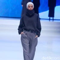 Koleksi Saba identik dengan koleksi outer wear. Dia lalu menjelaskan tentang ide dibalik rancangannya. Saba mengeluarkan outer, Saba itu yang gampang di mix and matchnya. Kalau sudah punya cardigan untuk banyak looks. Pakai dress, celana jeans, kemeja dan skirt, fleksibel banget bisa dipakai segala macem fashion items, ungkap Rani. Foto: Abduh/Detikcom.