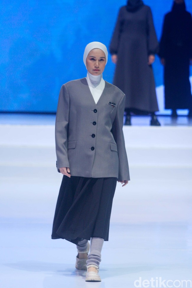 Desainer lulusan dari sekolah fashion LPTB Susan Budihardjo itu mengungkapkan makna koleksi yang berjudul Duality. Koleksi hari ini terinspirasi sisi kuat dan lemah lembutnya seorang wanita, judulnya duality bukan kepribadian ganda tapi wanita itu sudah hamil sembilan bulan. Wanita itu adalah strong women di sini aku ambil benang merah kekuatan wanita, ungkap Rani Hatta kepada Wolipop, usai konferensi pers Indonesia Fashion Week (25/2/2023) di JCC.  Foto: Abduh/Detikcom.