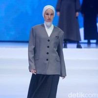 Desainer lulusan dari sekolah fashion LPTB Susan Budihardjo itu mengungkapkan makna koleksi yang berjudul Duality. Koleksi hari ini terinspirasi sisi kuat dan lemah lembutnya seorang wanita, judulnya duality bukan kepribadian ganda tapi wanita itu sudah hamil sembilan bulan. Wanita itu adalah strong women di sini aku ambil benang merah kekuatan wanita, ungkap Rani Hatta kepada Wolipop, usai konferensi pers Indonesia Fashion Week (25/2/2023) di JCC.  Foto: Abduh/Detikcom.