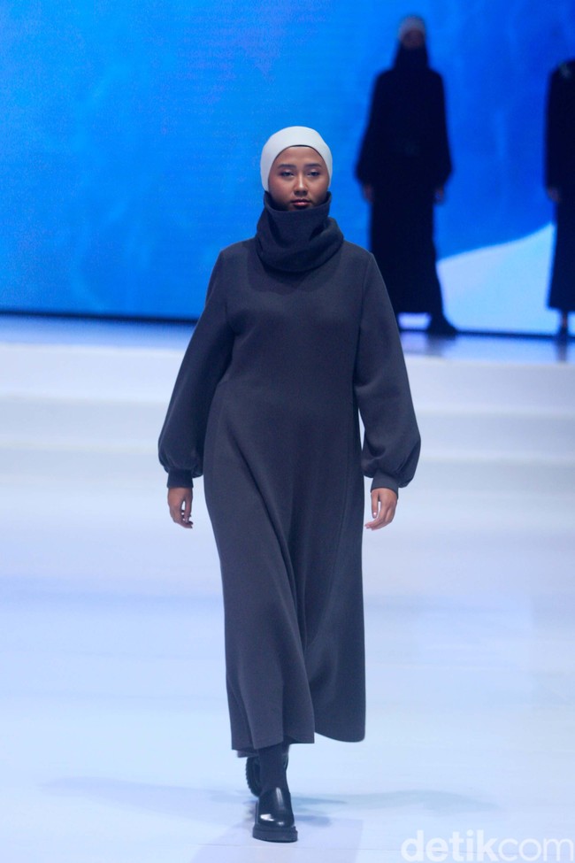 Koleksi lebaran Rani Hatta juga mengeluarkan dress yang minimalis dan cuttingannya yang sharp dan tegas, semi tailoring. Rani menuturkan warnanya akan ada navy, abu-abu dan hitam. Rani Hatta mempunyai sisters brand yaitu Saba dan Hattako. Rani menjelaskan brand Hattako akan menjadi mens wear dari Rani Hatta. Ia juga ingin mengubah koleksi Rani Hatta menjadi luxury modest wear yang brand DNA sporty dan looksnya tailoring. Foto: Abduh/Detikcom.