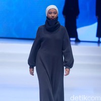 Koleksi lebaran Rani Hatta juga mengeluarkan dress yang minimalis dan cuttingannya yang sharp dan tegas, semi tailoring. Rani menuturkan warnanya akan ada navy, abu-abu dan hitam. Rani Hatta mempunyai sisters brand yaitu Saba dan Hattako. Rani menjelaskan brand Hattako akan menjadi mens wear dari Rani Hatta. Ia juga ingin mengubah koleksi Rani Hatta menjadi luxury modest wear yang brand DNA sporty dan looksnya tailoring. Foto: Abduh/Detikcom.
