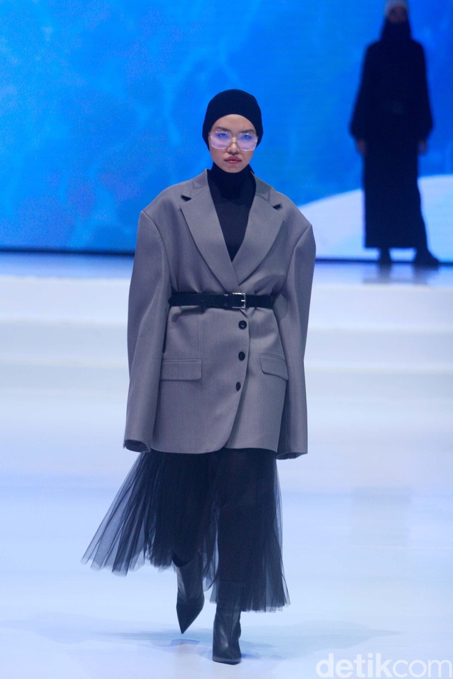 Perpaduan sosok wanita saya jadi satukan. Contoh desainnya ada jas tailoring yang kuat dimix and match dengan rok soft dan flowy dengan bahan tile. Saya ingin menekankan kontrasnya kepribadian ini strong dan soft harus ada di setiap looksnya, ucap Rani Hatta. Foto: Abduh/Detikcom.