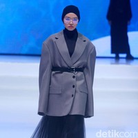 Perpaduan sosok wanita saya jadi satukan. Contoh desainnya ada jas tailoring yang kuat dimix and match dengan rok soft dan flowy dengan bahan tile. Saya ingin menekankan kontrasnya kepribadian ini strong dan soft harus ada di setiap looksnya, ucap Rani Hatta. Foto: Abduh/Detikcom.