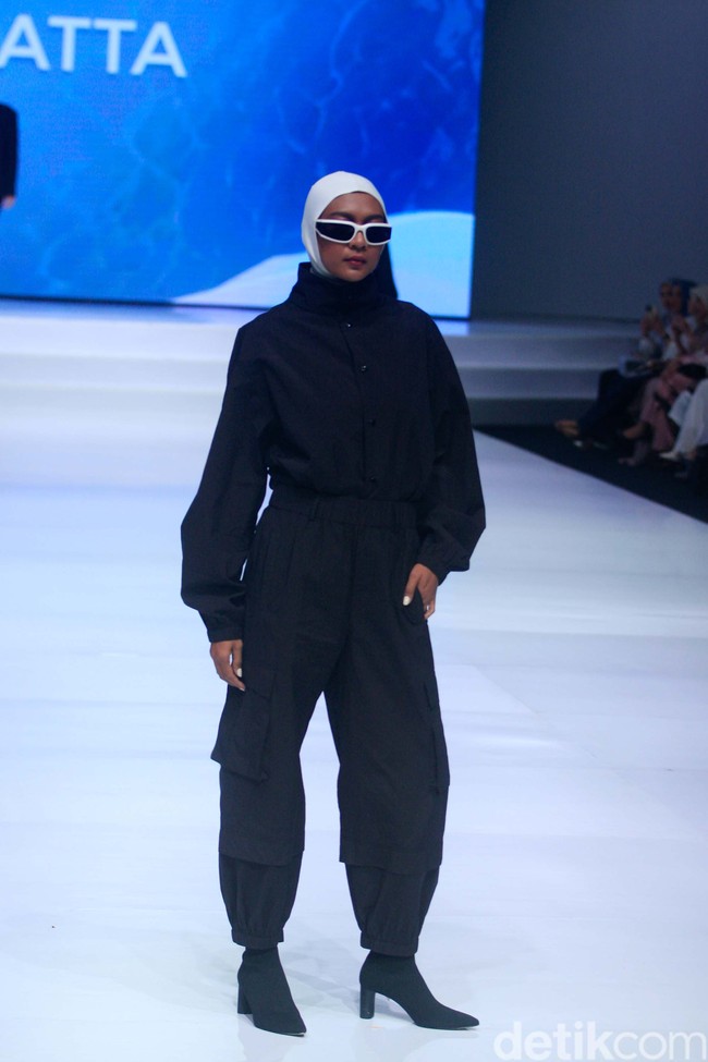 Rani Hatta menuturkan dalam setiap koleksi ada karakter boyish dan feminin. Kan kalau untuk sekarang Rani Hatta sedang fokus ke modest wear. Kalau sebelumnya koleksi unisex, kali ini benar-benar untuk womens wear aja, jelasnya. Foto: Abduh/Detikcom.