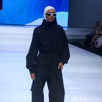 Rani Hatta menuturkan dalam setiap koleksi ada karakter boyish dan feminin. Kan kalau untuk sekarang Rani Hatta sedang fokus ke modest wear. Kalau sebelumnya koleksi unisex, kali ini benar-benar untuk womens wear aja, jelasnya. Foto: Abduh/Detikcom.