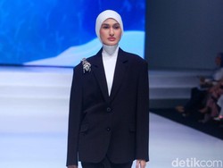 Foto 10 Koleksi Rani Hatta di IFW 2023, Perpaduan Busana Feminin dan Boyish