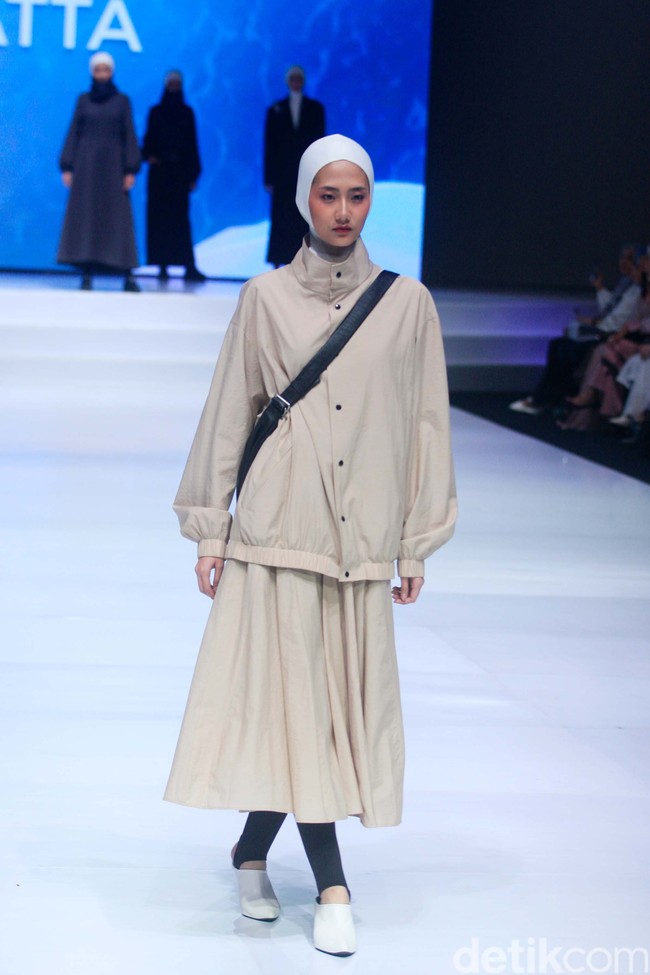 Wanita yang lahir pada tahun 1990 ini mengatakan koleksi Duality memakai warna hitam, navy blue, cokelat, dan denim blue. Rani Hatta juga mengucapkan bahan koleksi kali ini terlihat tebal, namun ringan dan nyaman dipakai di iklim tropis. Karena saya suka dengan looks yang structure, tuturnya. Foto: Abduh/Detikcom.