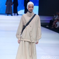 Wanita yang lahir pada tahun 1990 ini mengatakan koleksi Duality memakai warna hitam, navy blue, cokelat, dan denim blue. Rani Hatta juga mengucapkan bahan koleksi kali ini terlihat tebal, namun ringan dan nyaman dipakai di iklim tropis. Karena saya suka dengan looks yang structure, tuturnya. Foto: Abduh/Detikcom.