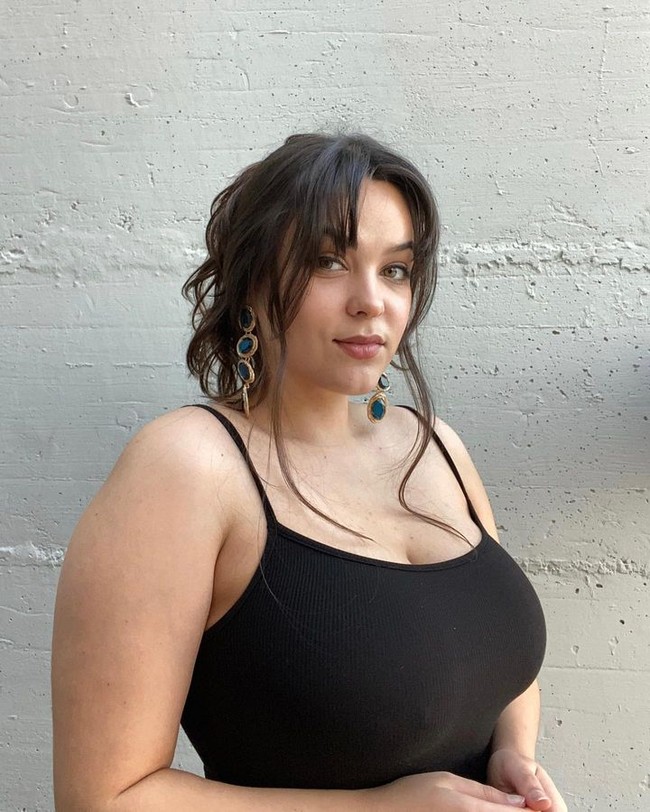 Fenella Fox mengaku betah memandangi ponselnya dari pagi hingga malam. Model seksi itu mengakui bahwa dirinya kecanduan Instagram. Dikatakan jika dalam sehari Fenelle menggunakan handphone sampai 14 jam. Hal tersebut membuatnya sempat mengalami sakit kepala dan leher. Foto: Instagram Fenella Fox