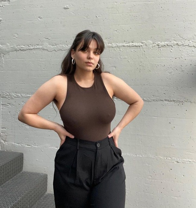 Ketika gejalanya semakin parah, ia juga mulai sering pusing, mual bahkan kesulitan berjalan.Aku hanya merasa tidak bisa berjalan dengan benar. Aku merasa sangat tidak sehat. Pusing dan sedikit menyimpang. Aku bisa membayangkannya tapi tidak mudah untuk menjalankannya, kata Fenella dilansir Mirror.Foto: Instagram Fenella Fox