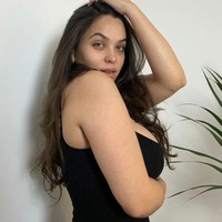 Saat diperiksakan lagi, dokter di Inggris masih bingung dengan apa yang terjadi dengan tubuh Fenelle. Sampai suatu ketika, ayahnya menemukan artikel mengenai penyakit cyber dan vertigo digital yang tampaknya adalah jawaban. Sejak saat itu, ia mencoba untuk mematikan ponselnya.Aku mematikan ponselku dan menyimpannya di belakang lemari atau memberikannya kepada orang tuaku dan bilang, Tolong jangan biarkan aku pakai ini. Lalu aku bisa berjalan lagi, ungkapnya,Foto: Instagram Fenelle Fox