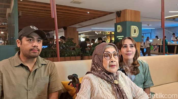 Ibunda bersama kakak-kaka Ferry Irawan.