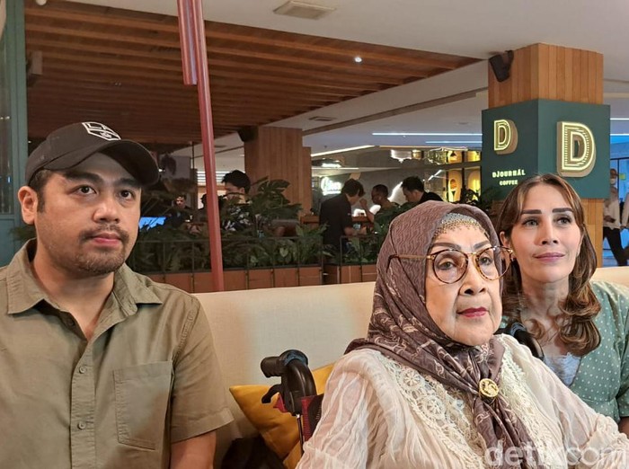 Ibunda bersama kakak-kaka Ferry Irawan.